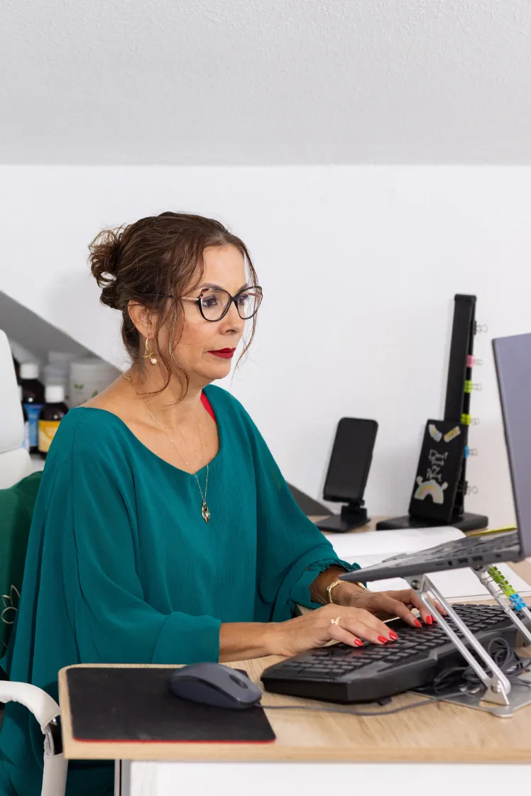 Carmem Carvalho en su clínica de Tenerife, terapeuta integrativa en medicina biológica holística. Evaluación integral y diseño de plan terapéutico personalizado.