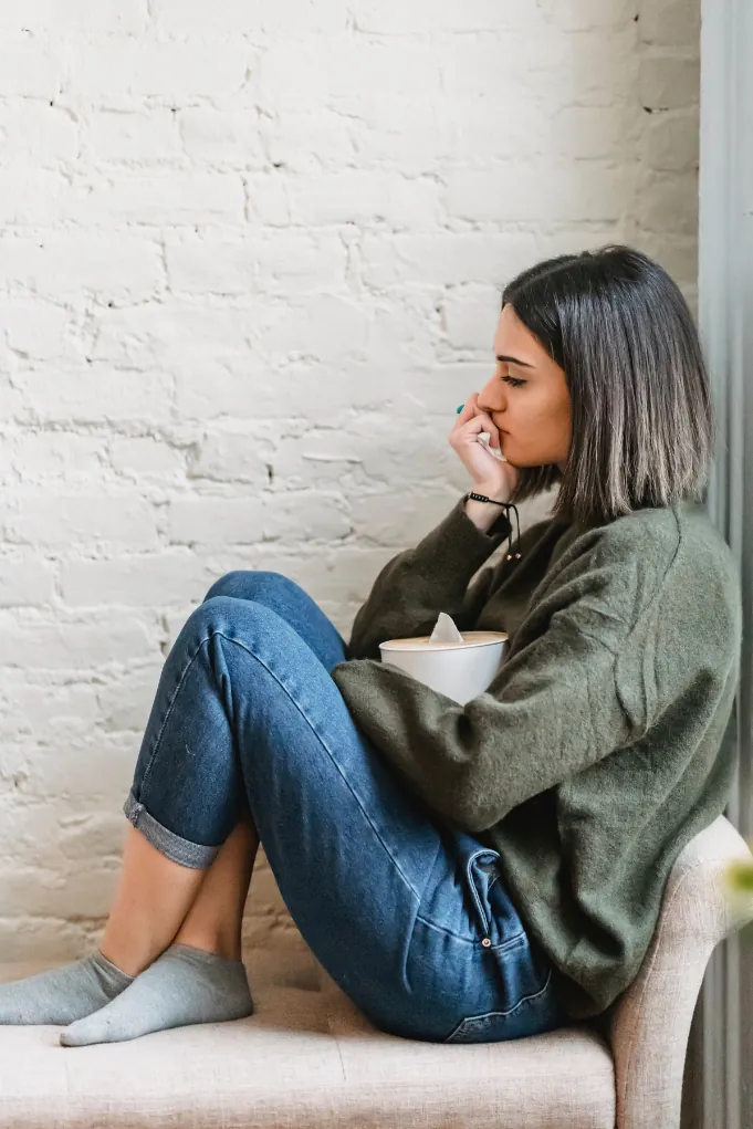 Ansiedad y estrés: mujer pensativa. Método de Carmem en Tenerife; consulta terapéutica con evaluación y plan terapéutico personalizado en terapias naturales.