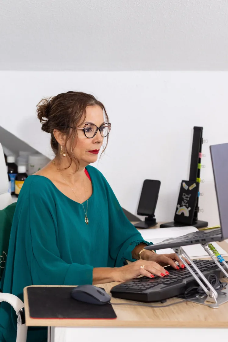 Carmem Carvalho en su clínica de Tenerife: consulta terapéutica y evaluación integral para diseñar un plan personalizado con terapias naturales. Método Carmem.